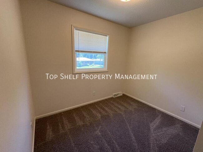 Building Photo - 306 SW Westview Dr