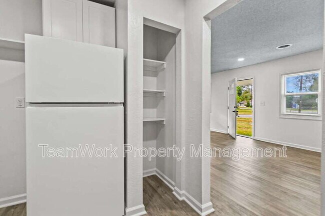 Building Photo - 3043 Terry Dr