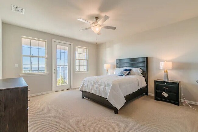 Master bedroom - 7501 Sunset Blvd