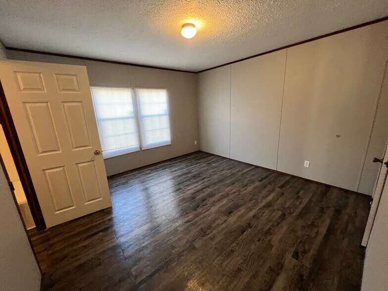 Building Photo - 213 Peach St