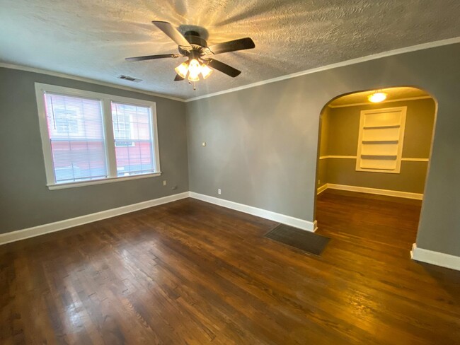 Building Photo - 2 bed, 1 bath with hardwood floors by U of...