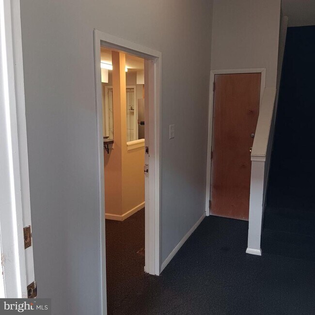 Building Photo - 1732 W Diamond St