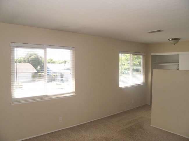 Building Photo - RENT WILL BE $3950 THROUGH MAY 2026!