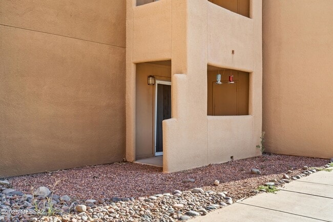 Building Photo - 1810 E Blacklidge Dr