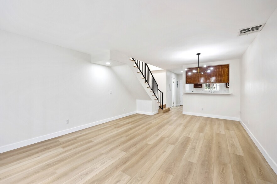 Building Photo - 10128 Hillhaven Ave