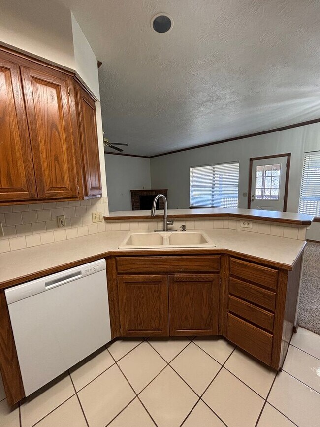 Building Photo - 3br 2.5ba on Surrey Hills Golf Course!!