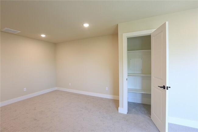 Building Photo - 970 Moksha St