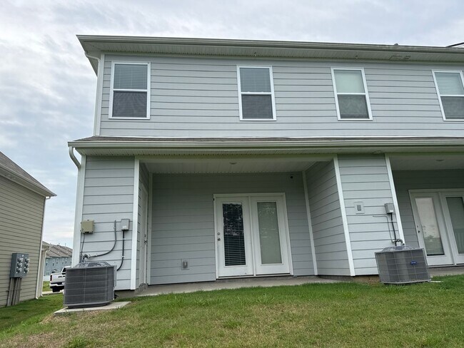Building Photo - Beautiful 3BR/2.5BA Townhome in a Prime Lo...