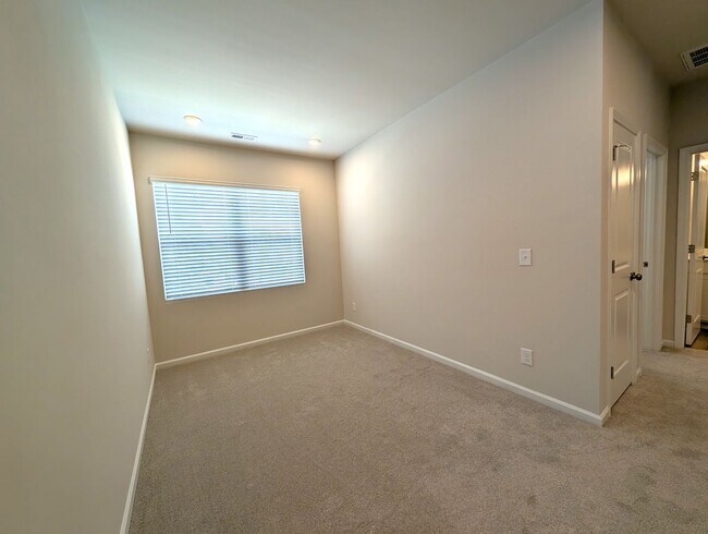 Building Photo - Pristine 2 story Townhome located in the Fifteen Cannon Community in Charlotte!