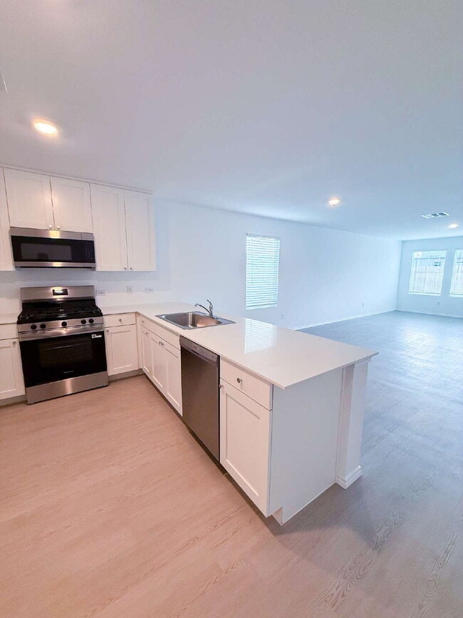 Building Photo - One Story 4 Bedroom/2Bath - For Rent - San Marcos, TX - Minutes From Shopping, Entertainment, and...