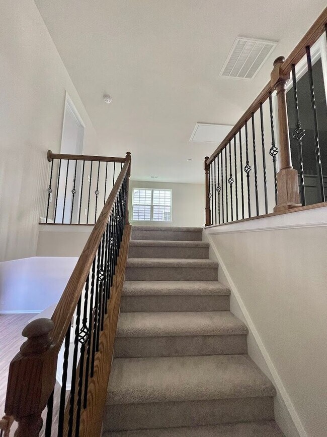 Building Photo - Very New 5 Bedroom 3 full baths in Steele Creek