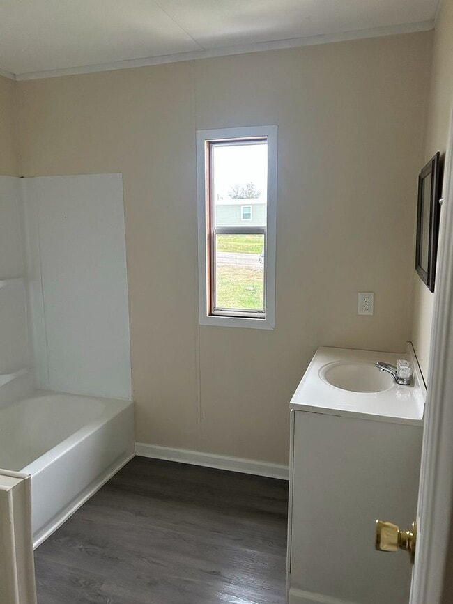 Building Photo - 2 BDR / 1 BA Newly remodeled