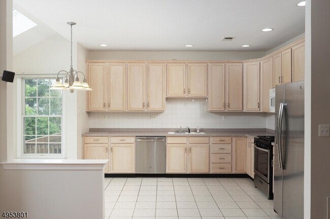 Building Photo - 240 Patriot Hill Dr