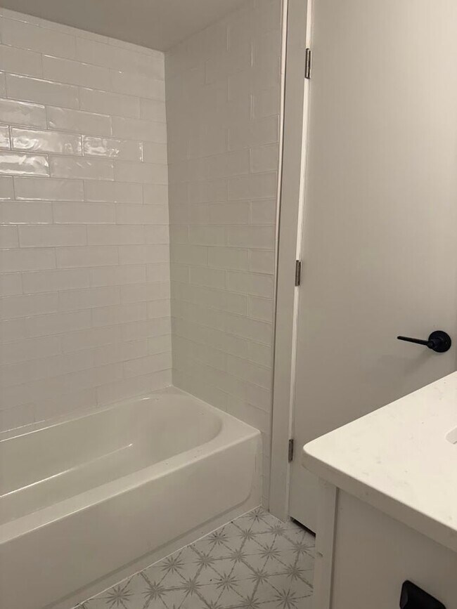Building Photo - Remodeled Private San Pedro Square Studio