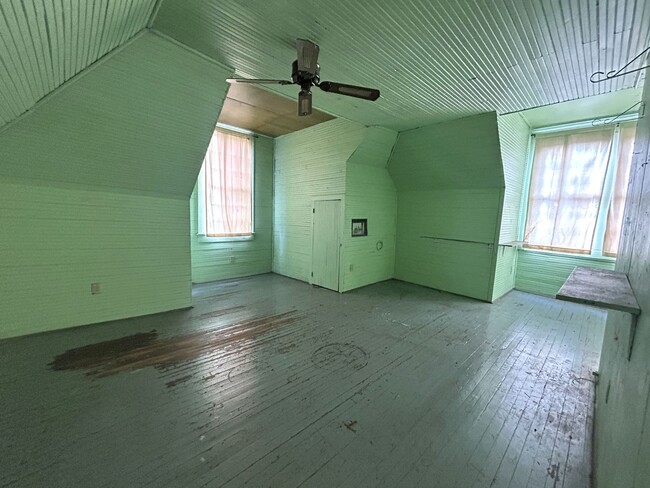 Building Photo - Cute 3 bedroom 1 bath house in historic Bu...