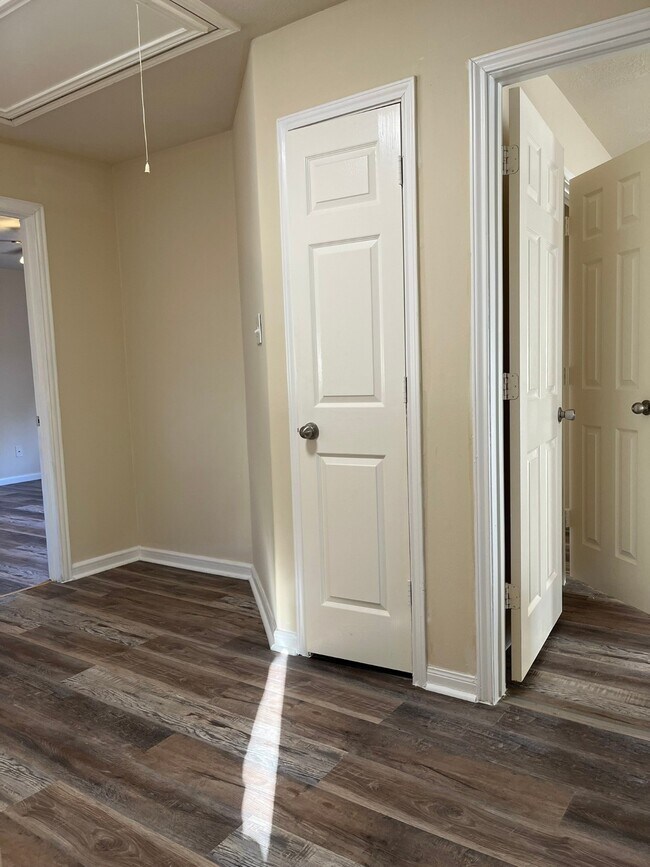 Building Photo - 21650 Falvel Sunset Ct