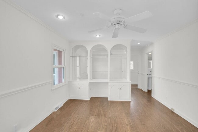 Building Photo - NOT YOUR AVERAGE 4 BEDROOM HOUSE!