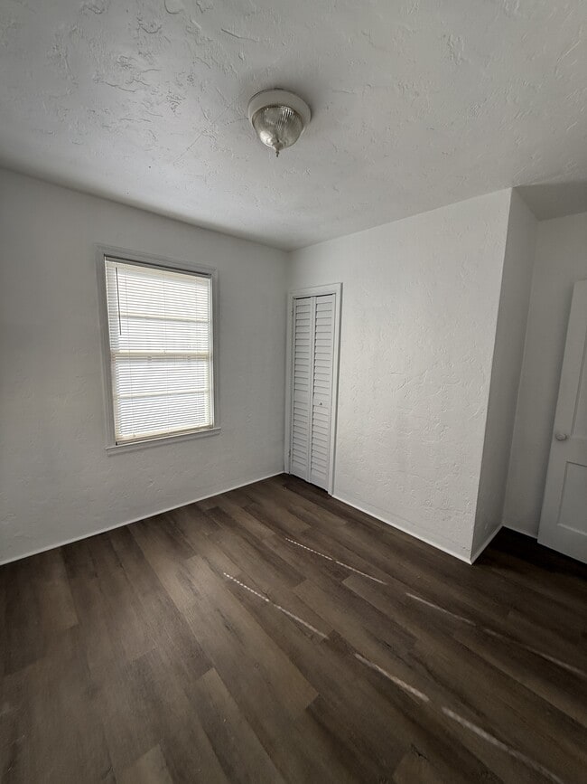 Building Photo - 656 NE Lake Dr