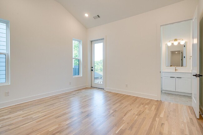 Building Photo - LIKE NEW - Beautiful 4 or 5 BR in Lockelan...