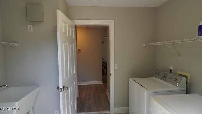 Building Photo - 104 Colony Harbour Rd