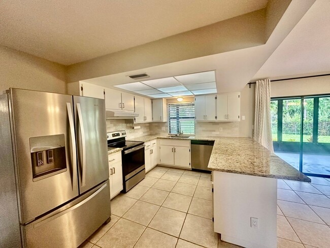 Building Photo - 3 Bedroom/ 2 Bath Fenced in Home for rent ...