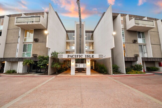 Building Photo - 3050 Rue D’Orleans