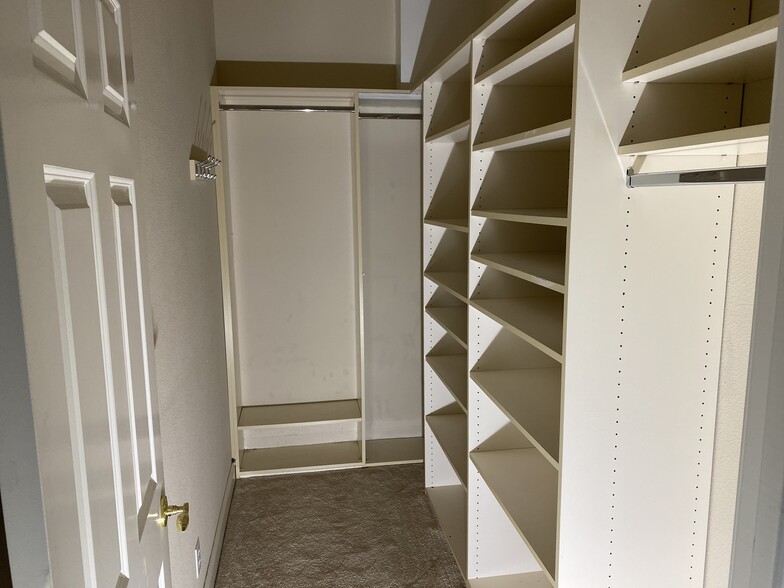 walk in closet - 2512 Laguna Vista Dr
