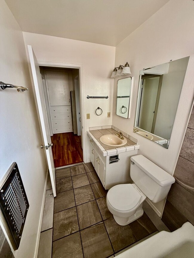 Building Photo - 287 E Elm St