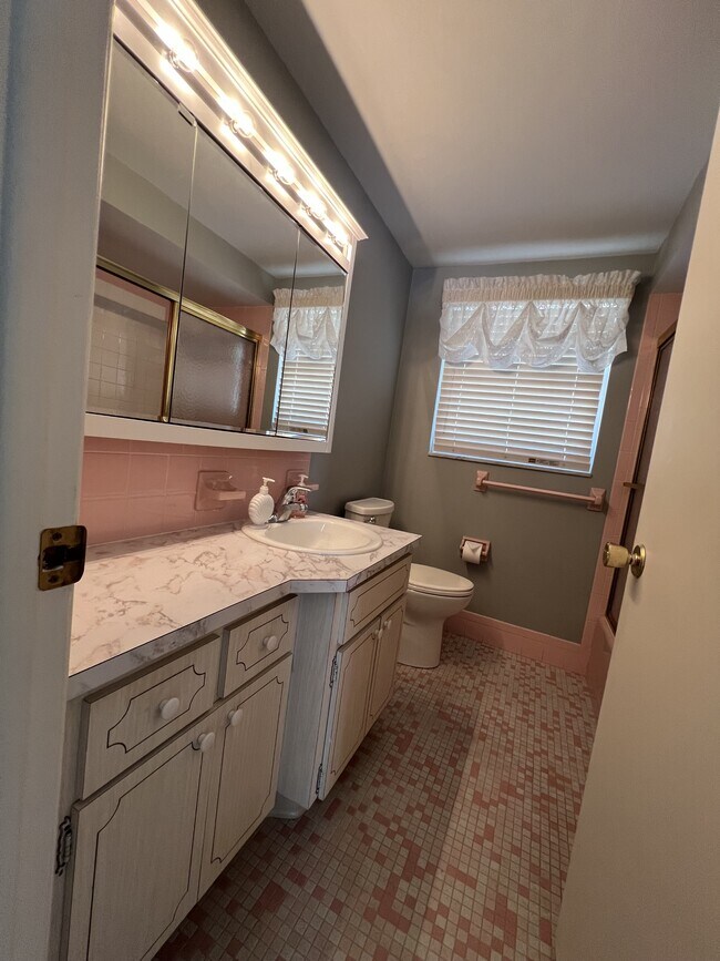 Building Photo - 10802 Laburnum Dr