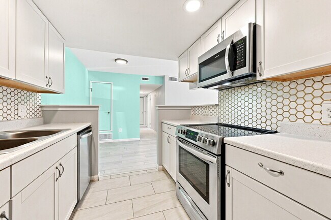 Building Photo - $1,770.95 - 2 Bed, 2 Bath Updated Condo in Denver with In Unit Laundry and Community Amenities!