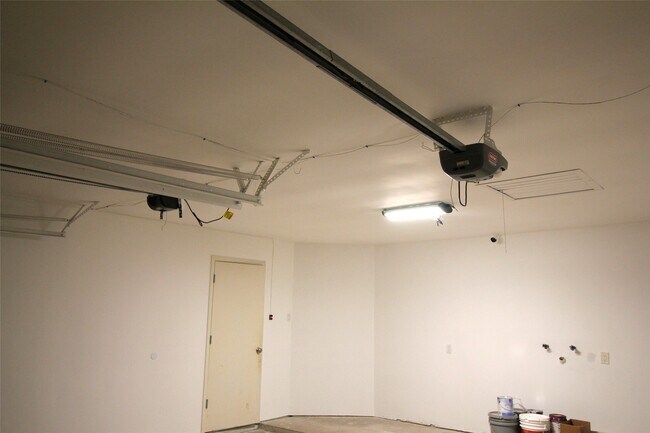 Building Photo - 20074 Crazy Horse Cir