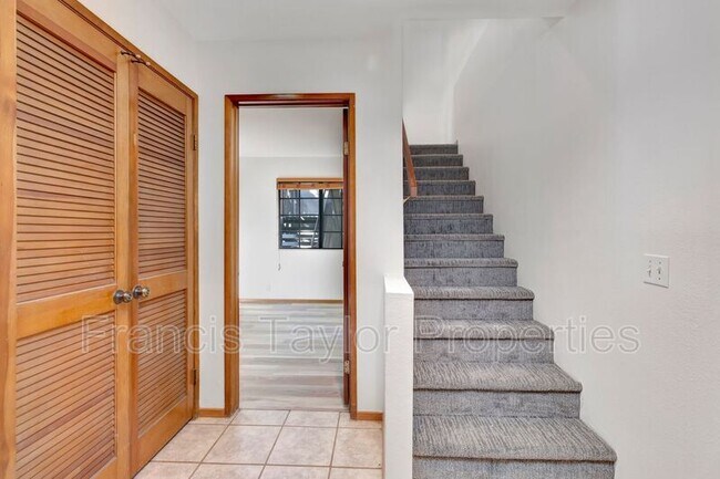 Building Photo - 8840 Villa La Jolla Dr