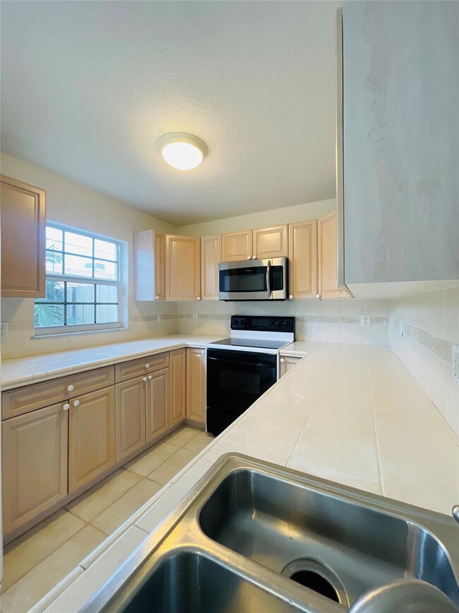 Building Photo - 2605 Bay Dr