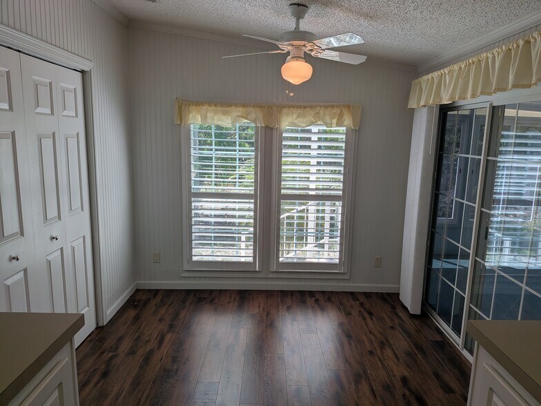 Building Photo - 215 Tiger Lilly Dr