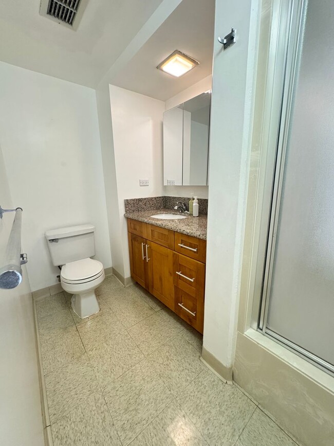 Building Photo - Breezy and Spacious 2 bedroom, 1.5 bathroo...