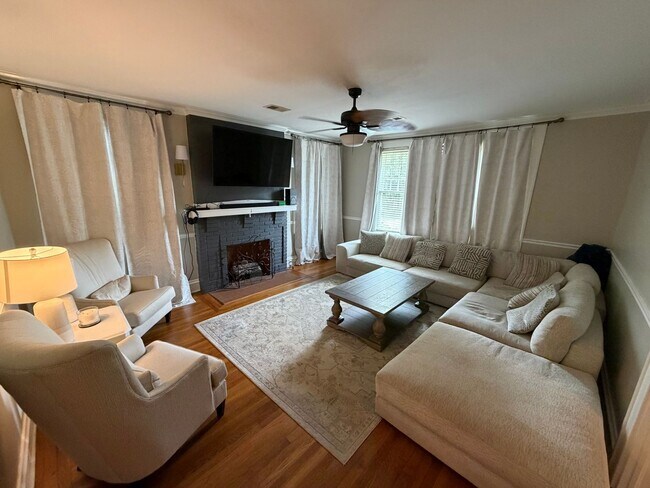 Building Photo - 3 bed 2 bath in Historic Downtown Troy