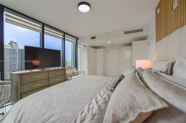 Building Photo - 1010 Brickell Ave