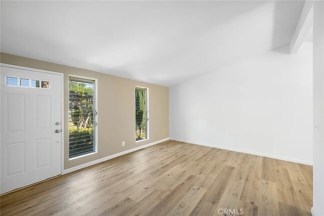 Building Photo - Beautifully renovated 3 bed + 1 bath singl...