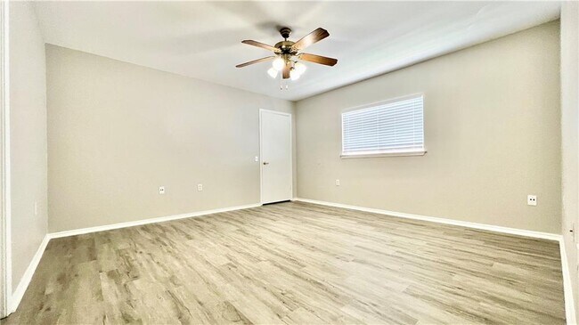 Building Photo - 6617 Piedras Blanco Dr