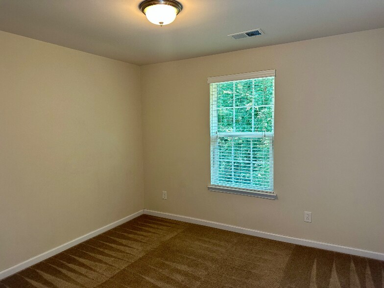 Building Photo - 2501 Silverthorn Dr