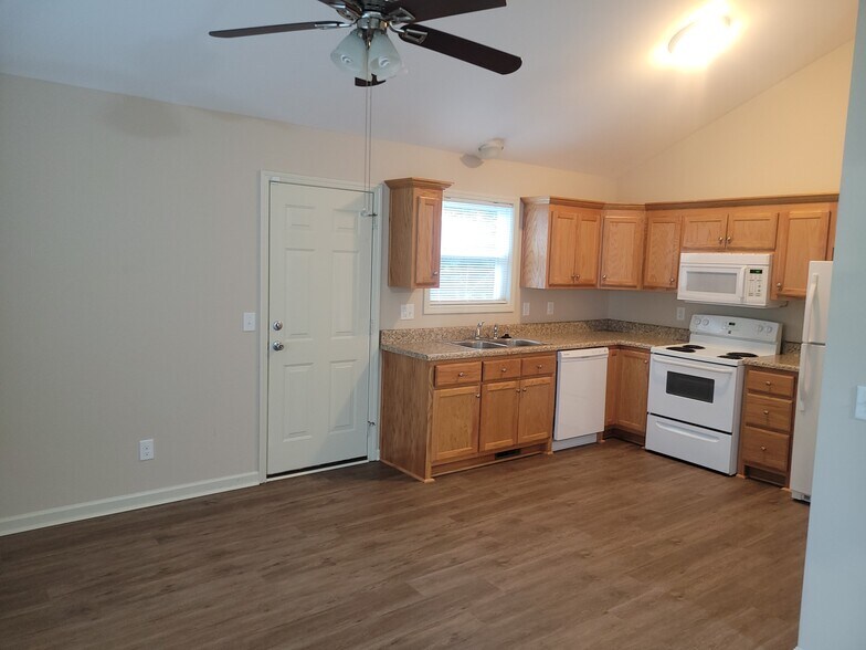Kitchen / Dining area - 1132 Florence Ave