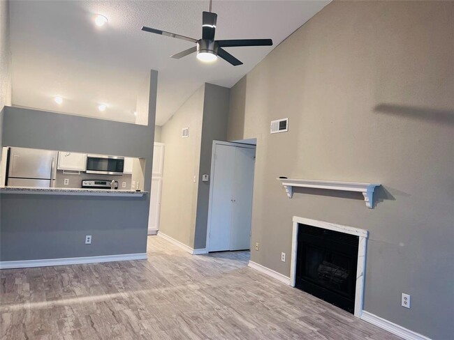 Building Photo - 2121 El Paseo St
