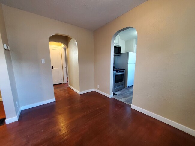 Building Photo - Belmont 2 Bedroom Bungalow