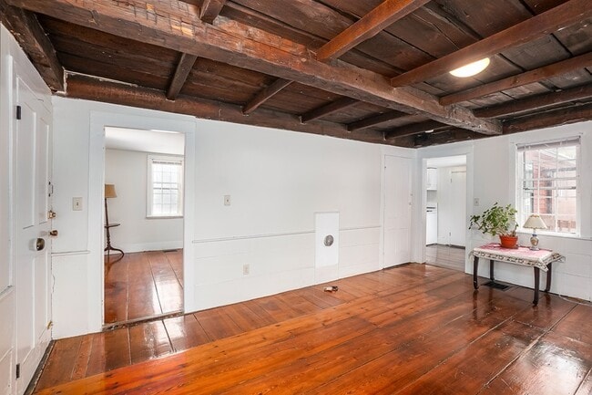 Building Photo - 25 Elm St