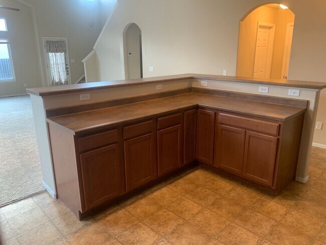 Building Photo - Gorgeous 7 Bed/3.5 Bath Home for Rent in C...