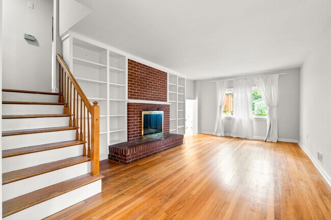 Building Photo - 3 Bed 2 Bath - Takoma Park Split Level - 1...