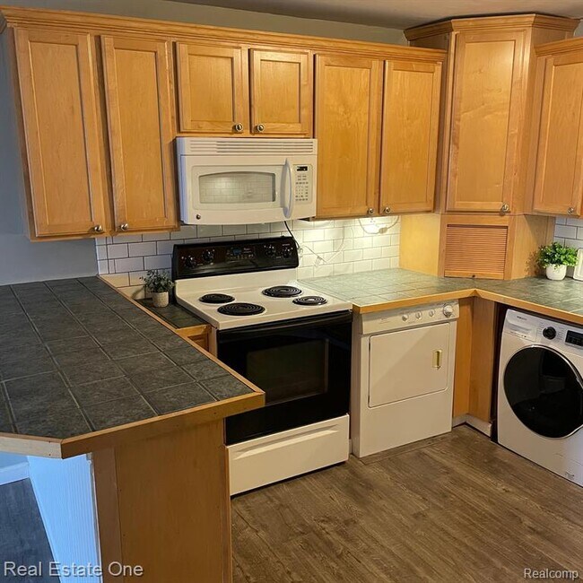 Building Photo - 7220 Bluewater Dr