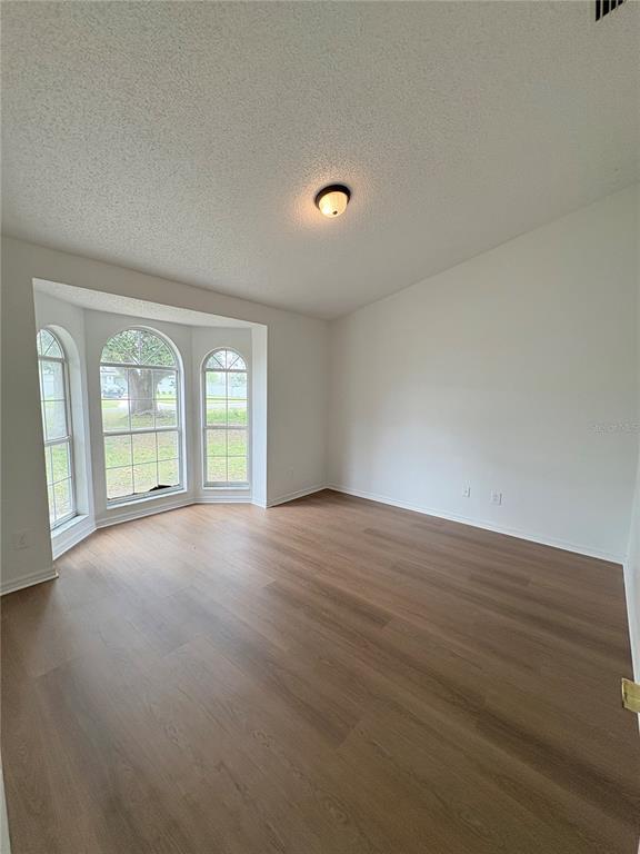 Building Photo - 28 Oak Run