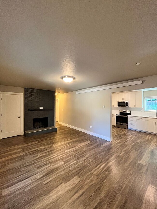 Building Photo - Large 3 Bedroom 2 Bathroom! In-Unit Washer...