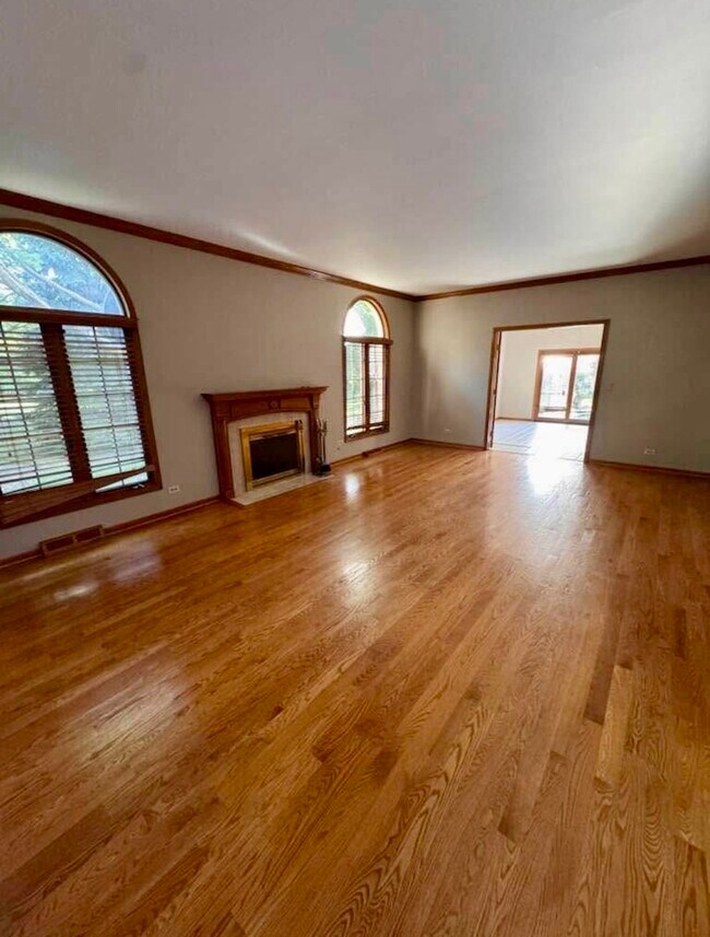 Building Photo - 8S210 Stonehedge Dr